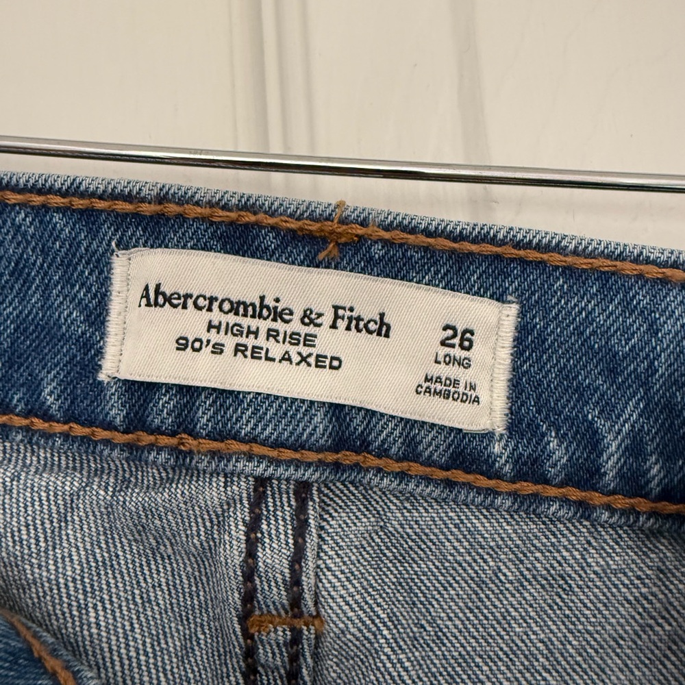 Abercrombie & Fitch High Rise 90s Relaxed Jean
26 LONG - Picture 2 of 3